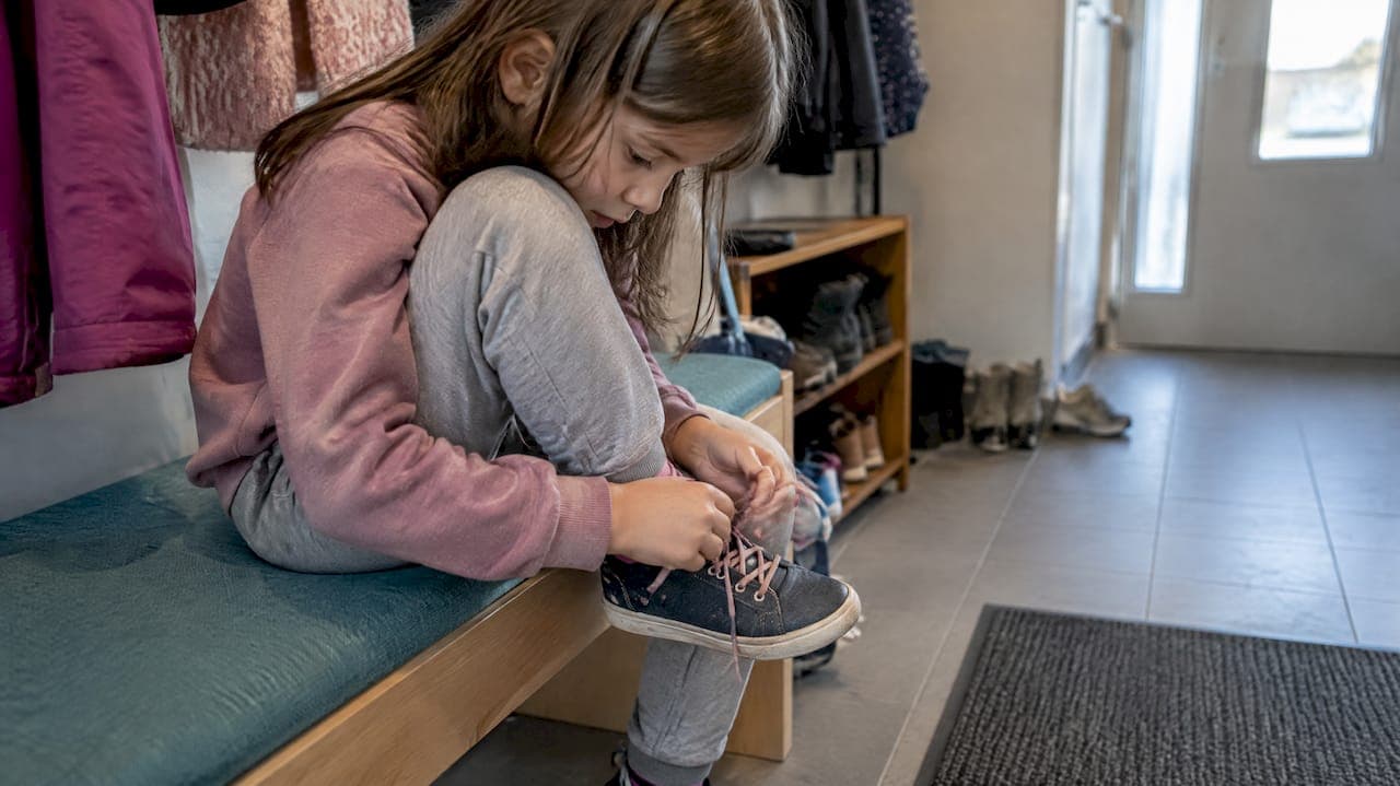 Kdy učit děti zavazovat tkaničky: věk, připravenost a postup