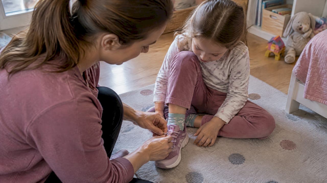 Elastické tkaničky pro děti: výhody, limity a správné nastavení
