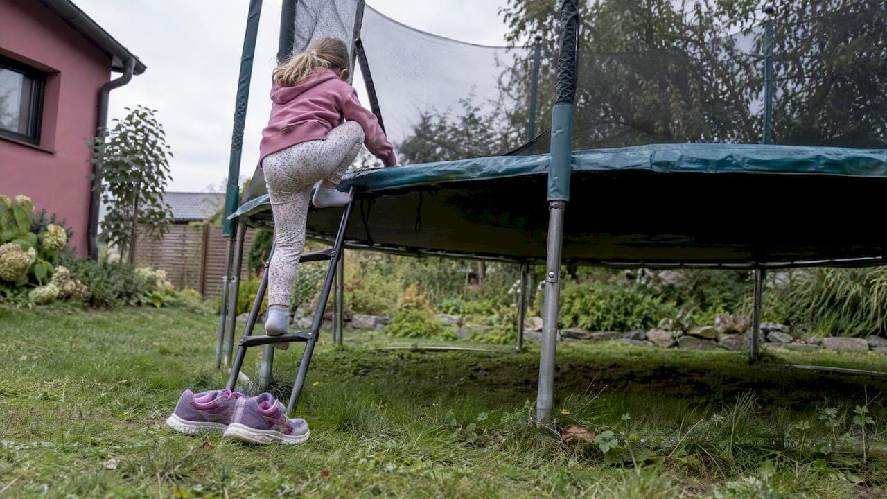 Boty na trampolínu pro děti: v čem skákat a v čem ne